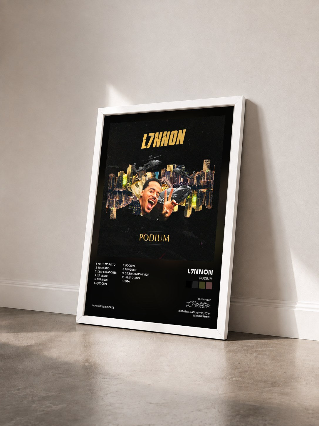 #blanc Tableau de l'album Podium de L7NNON vu de trois quarts, cadre blanc