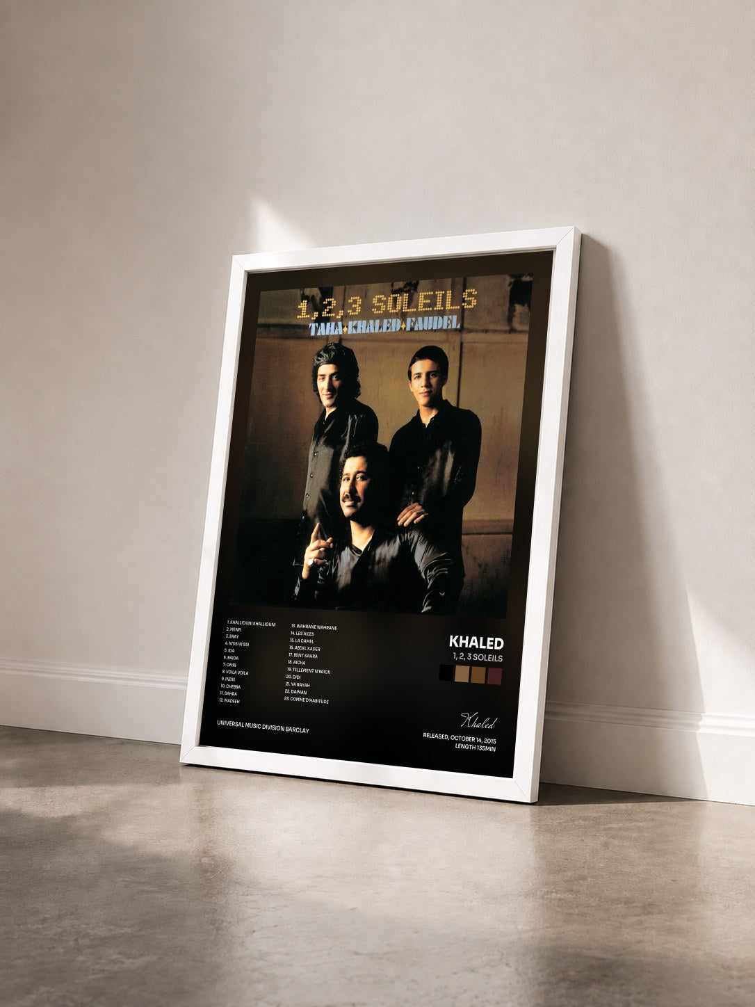 #blanc Tableau de l'album 1, 2, 3 Soleils de Khaled vu de trois quarts, cadre blanc