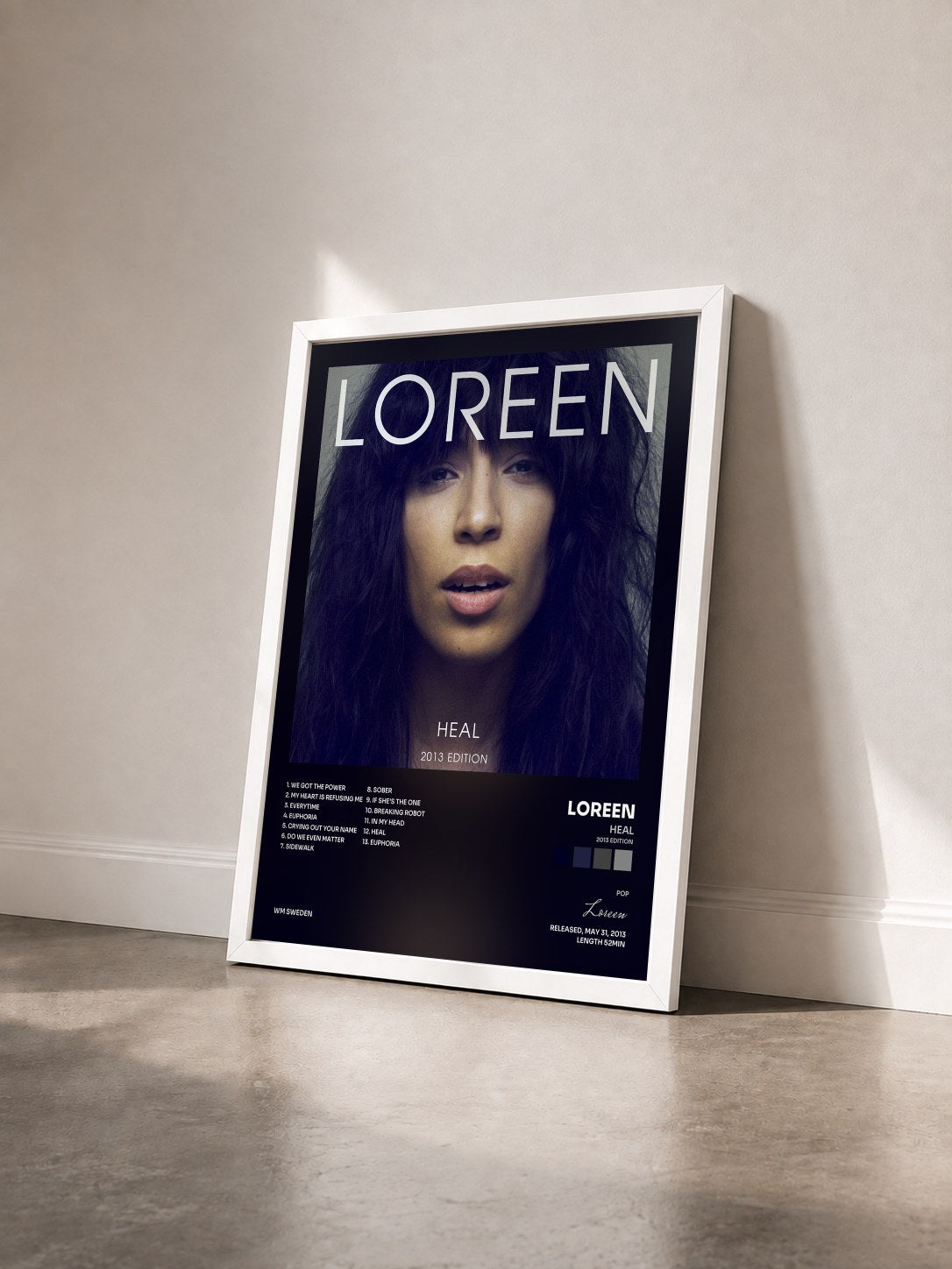 #blanc Tableau de l'album Heal (2013 Edition) de Loreen vu de trois quarts, cadre blanc