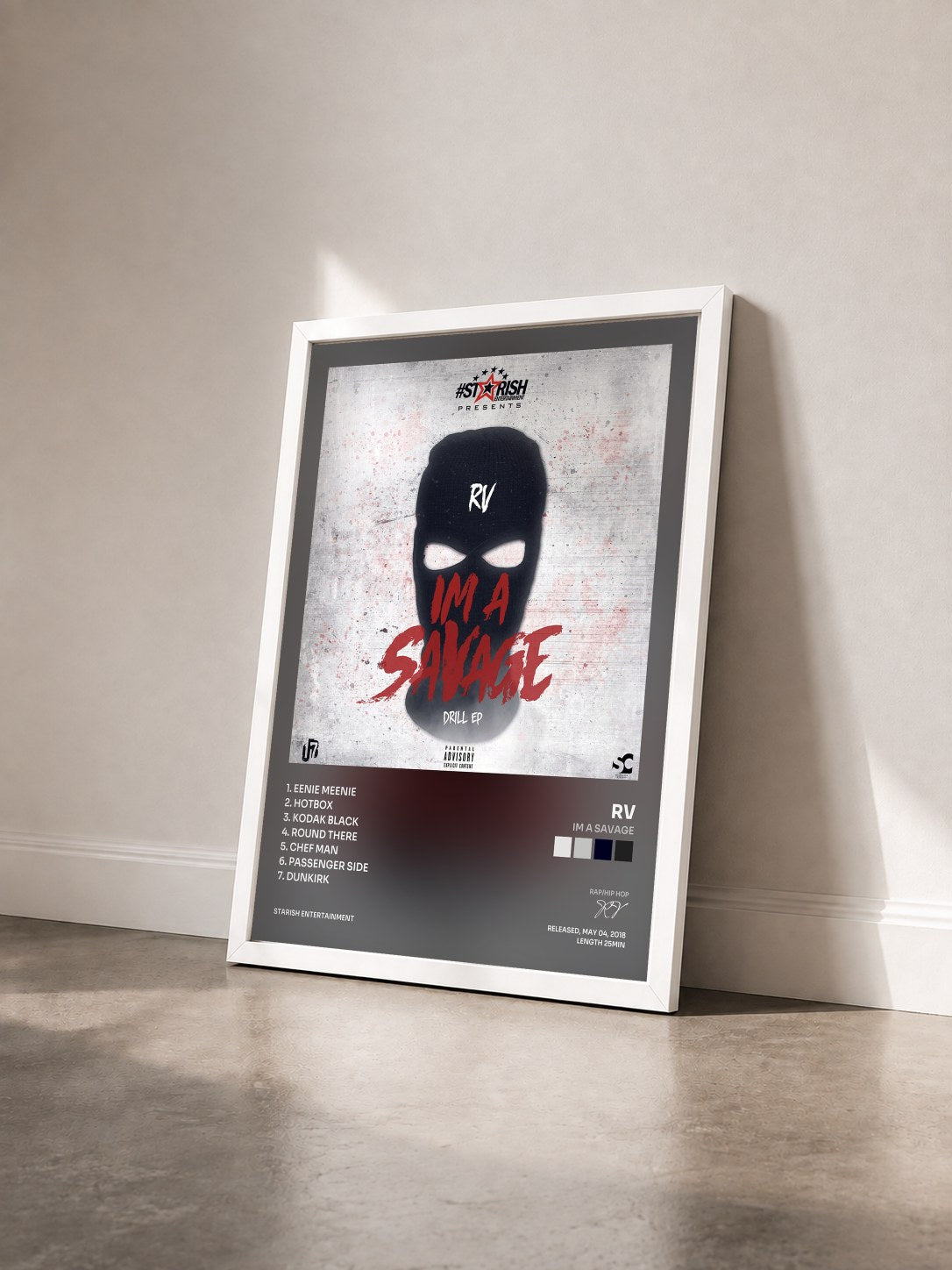#blanc Tableau de l'album IM A SAVAGE de RV vu de trois quarts, cadre blanc