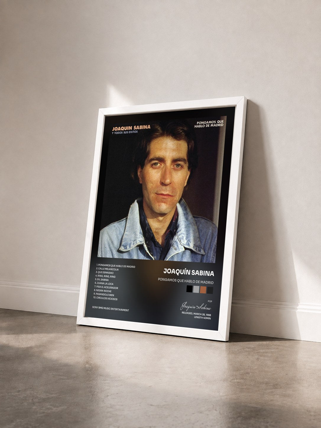 #blanc Tableau de l'album Pongamos que Hablo De Madrid de Joaquín Sabina vu de trois quarts, cadre blanc