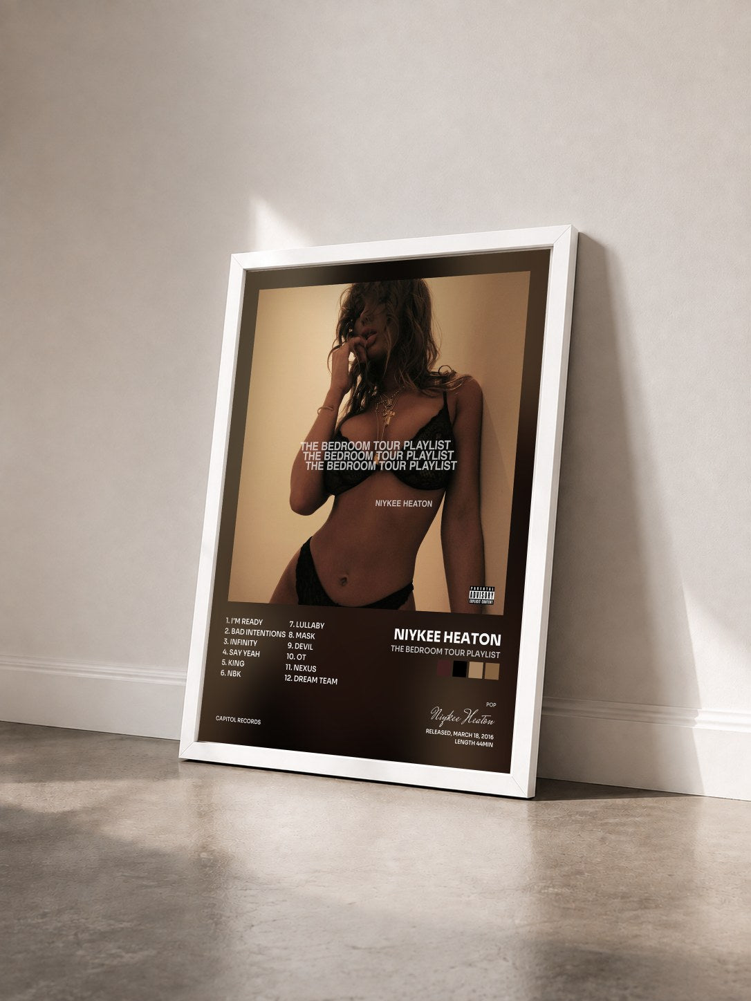 #blanc Tableau de l'album The Bedroom Tour Playlist de Niykee Heaton vu de trois quarts, cadre blanc