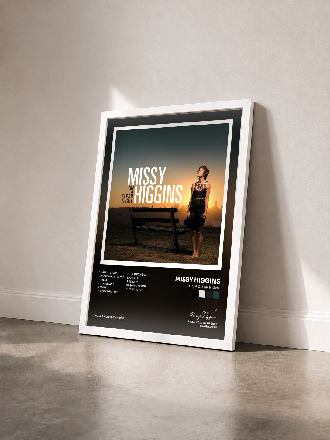#blanc Tableau de l'album On a Clear Night de Missy Higgins vu de trois quarts, cadre blanc