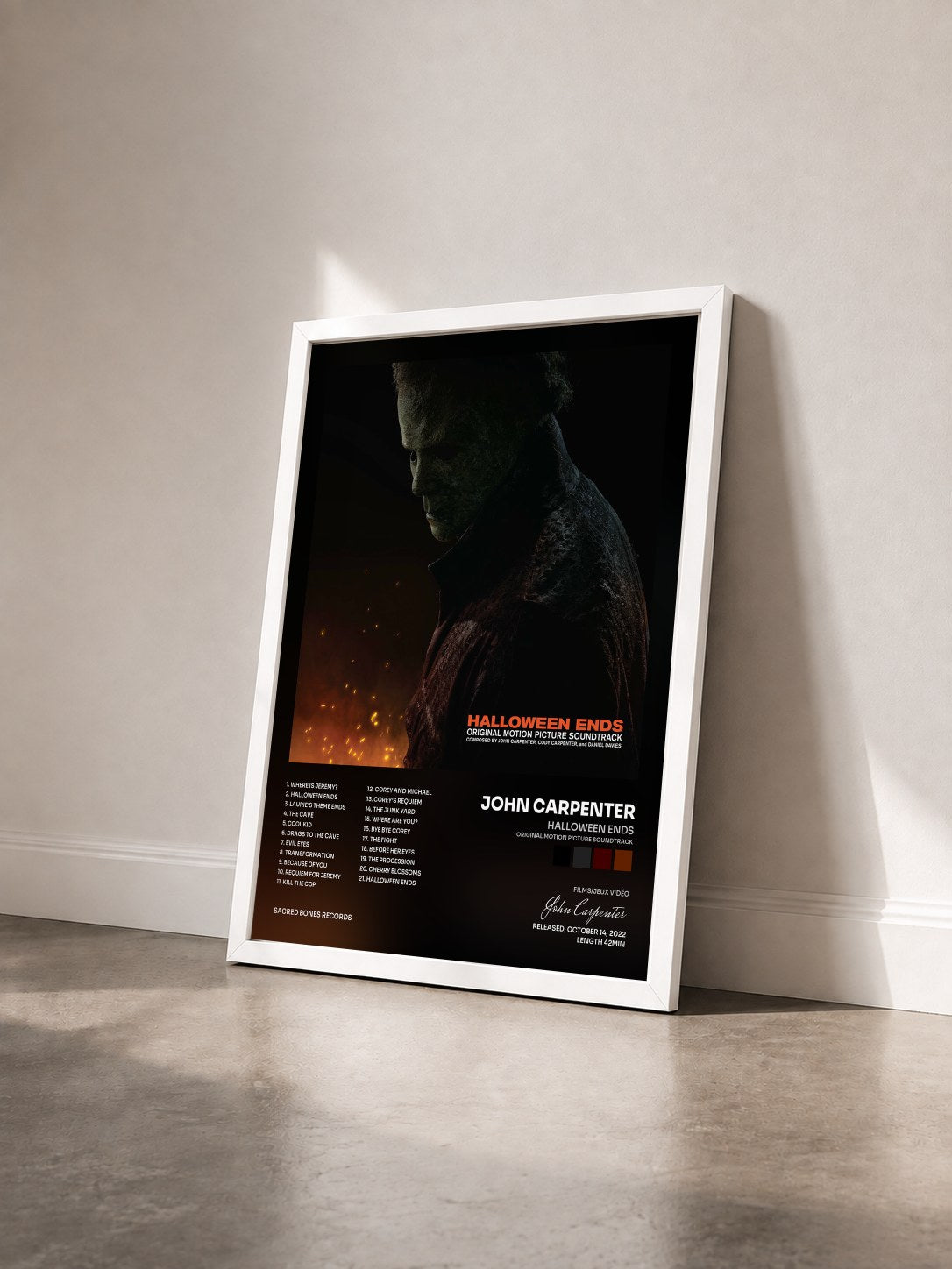 #blanc Tableau de l'album Halloween Ends (Original Motion Picture Soundtrack) de John Carpenter vu de trois quarts, cadre blanc
