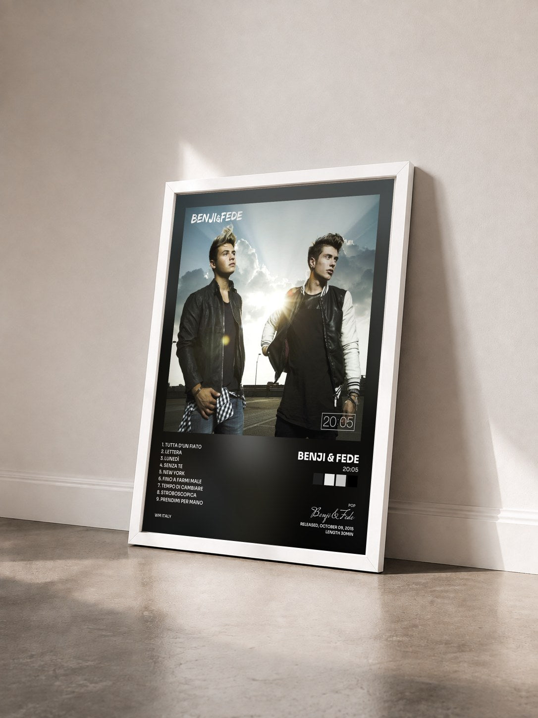 #blanc Tableau de l'album 20:05 de Benji & Fede vu de trois quarts, cadre blanc