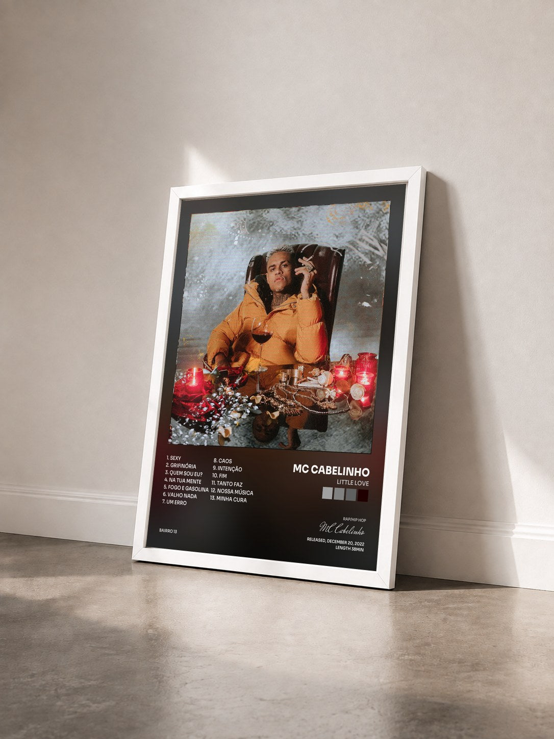 #blanc Tableau de l'album LITTLE LOVE de MC Cabelinho vu de trois quarts, cadre blanc