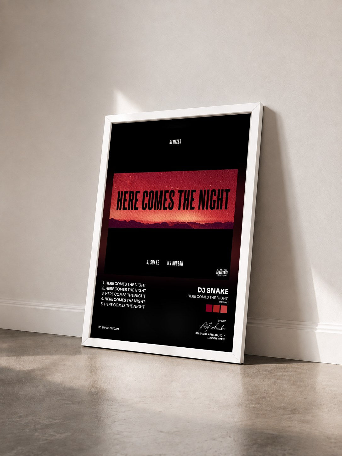 #blanc Tableau de l'album Here Comes The Night (Remixes) de DJ Snake vu de trois quarts, cadre blanc