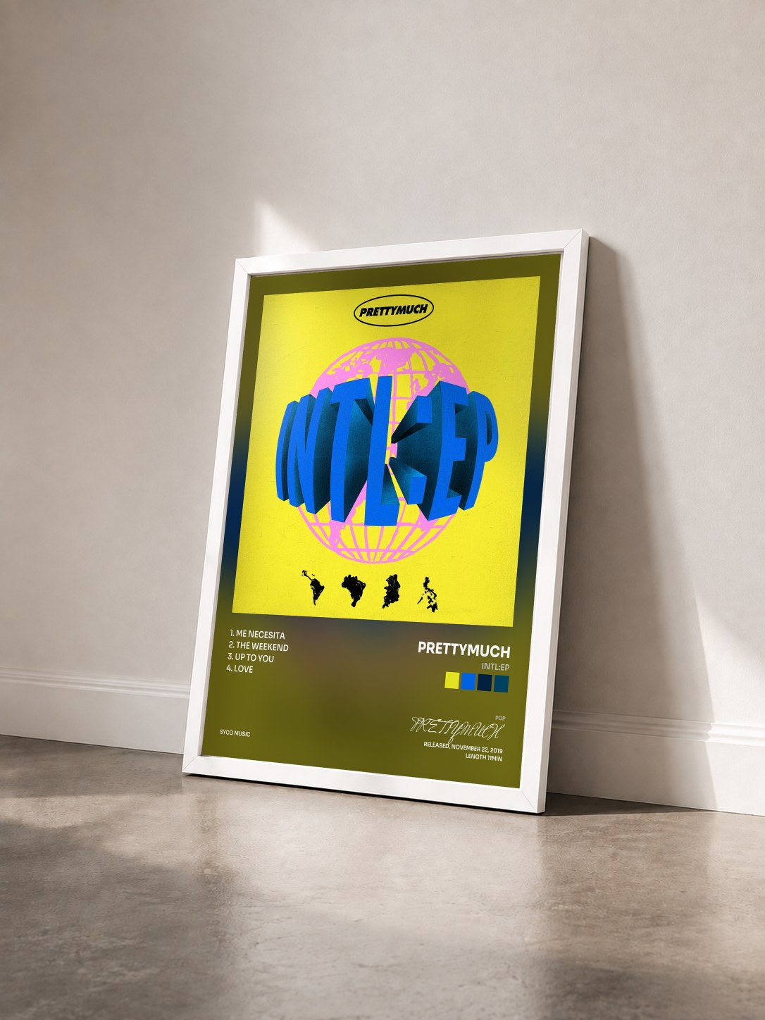 #blanc Tableau de l'album INTL:EP de PRETTYMUCH vu de trois quarts, cadre blanc