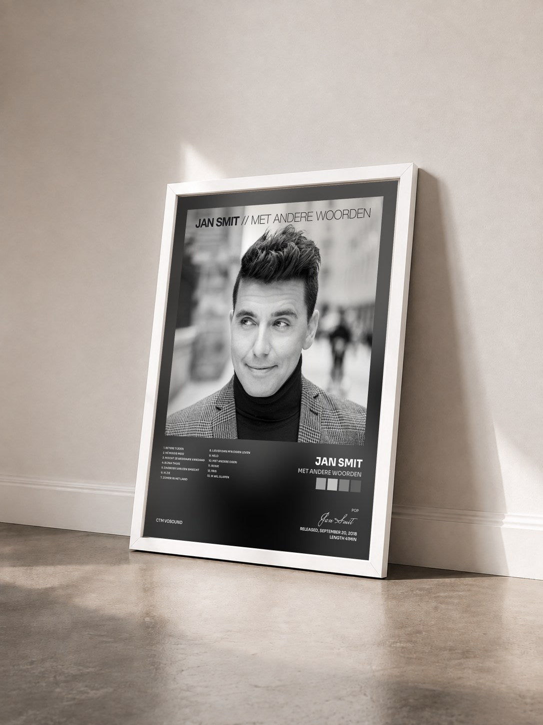 #blanc Tableau de l'album Met Andere Woorden de Jan Smit vu de trois quarts, cadre blanc