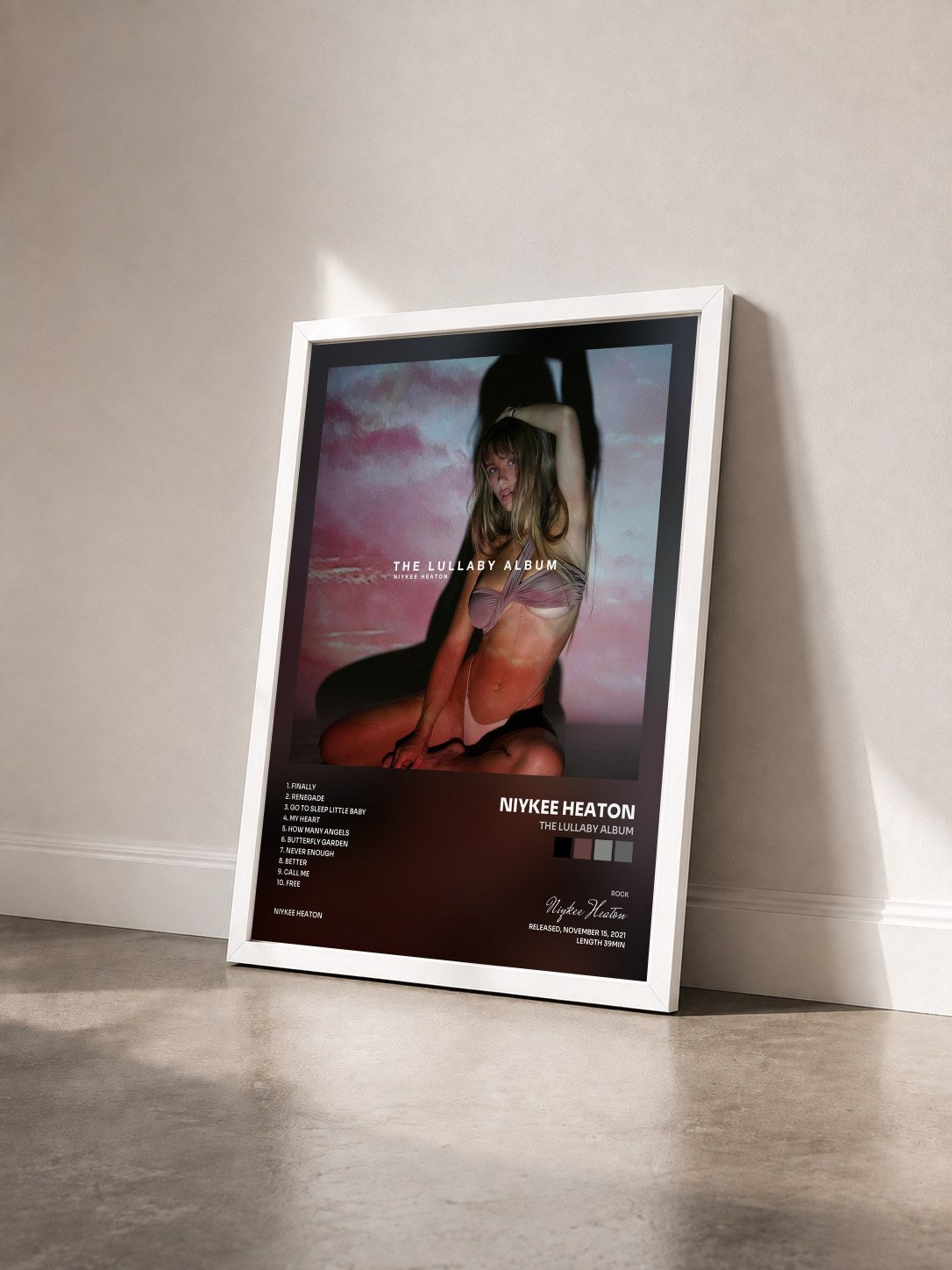 #blanc Tableau de l'album The Lullaby Album de Niykee Heaton vu de trois quarts, cadre blanc