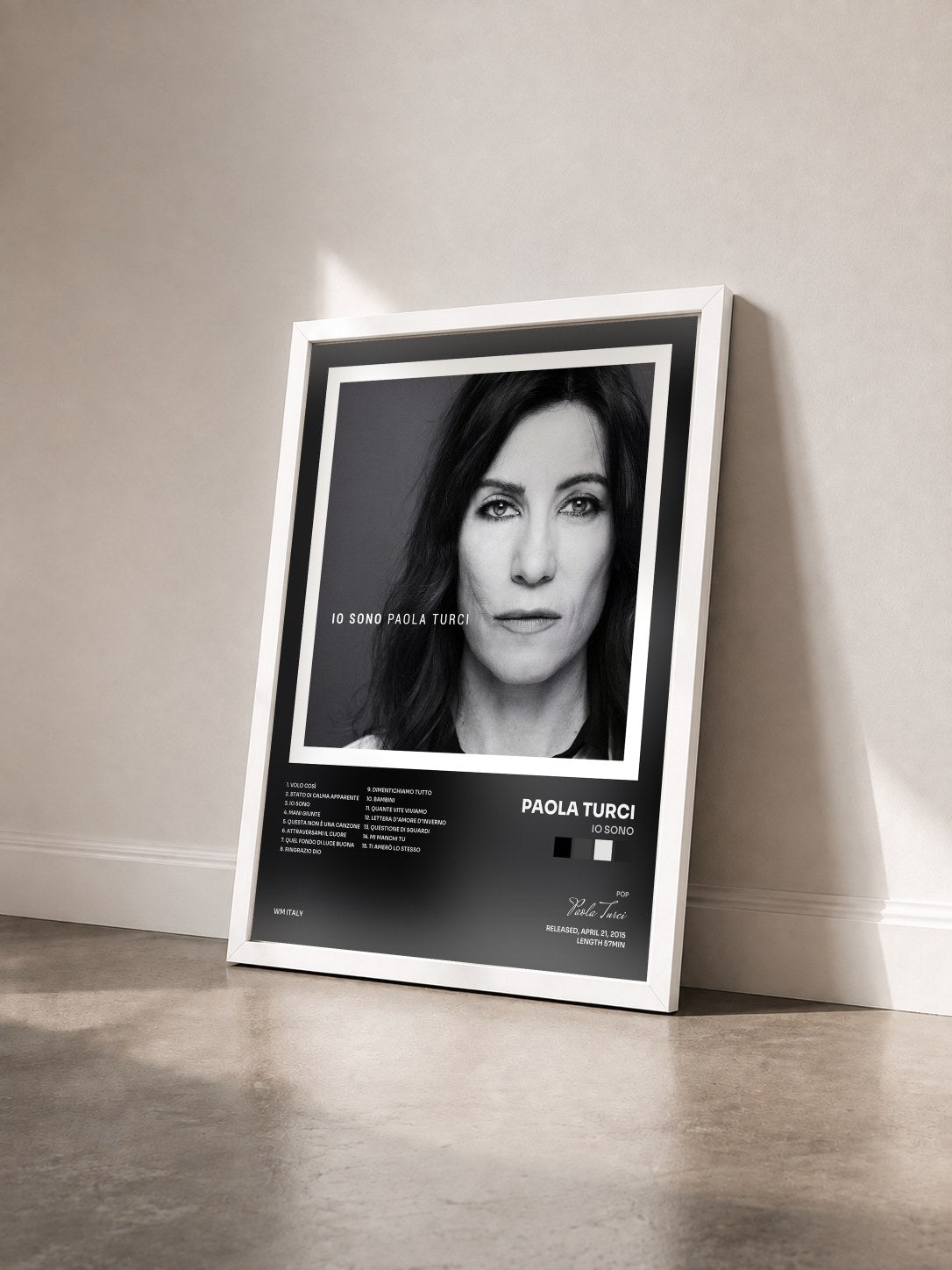 #blanc Tableau de l'album Io sono de Paola Turci vu de trois quarts, cadre blanc