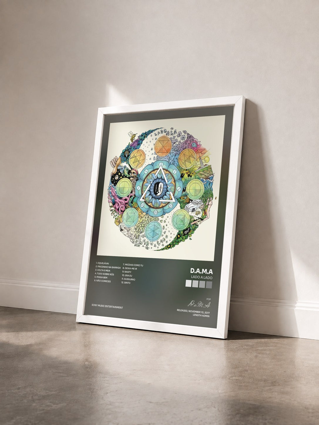 #blanc Tableau de l'album Lado a Lado de D.a.M.A vu de trois quarts, cadre blanc