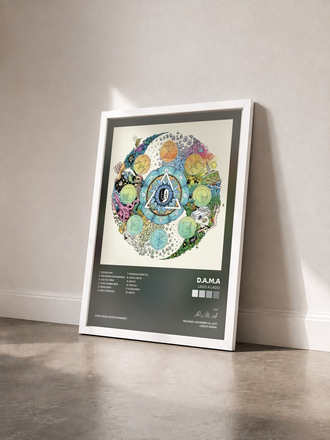 #blanc Tableau de l'album Lado a Lado de D.a.M.A vu de trois quarts, cadre blanc