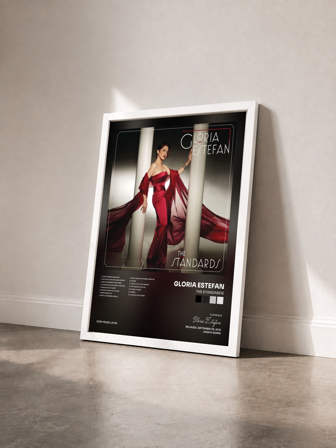#blanc Tableau de l'album The Standards de Gloria Estefan vu de trois quarts, cadre blanc