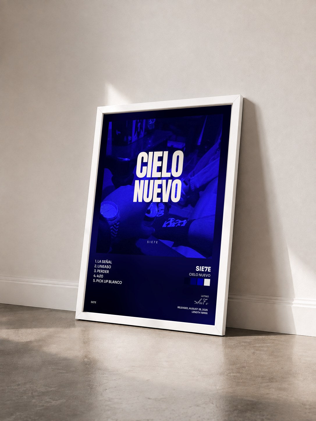 #blanc Tableau de l'album Cielo Nuevo de Sie7e vu de trois quarts, cadre blanc