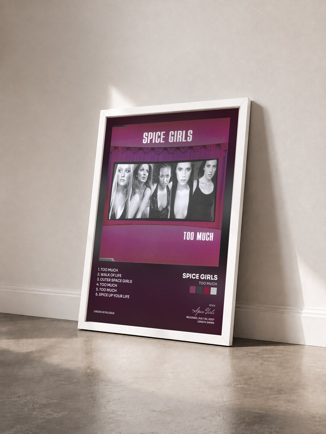 #blanc Tableau de l'album Too Much de Spice Girls vu de trois quarts, cadre blanc