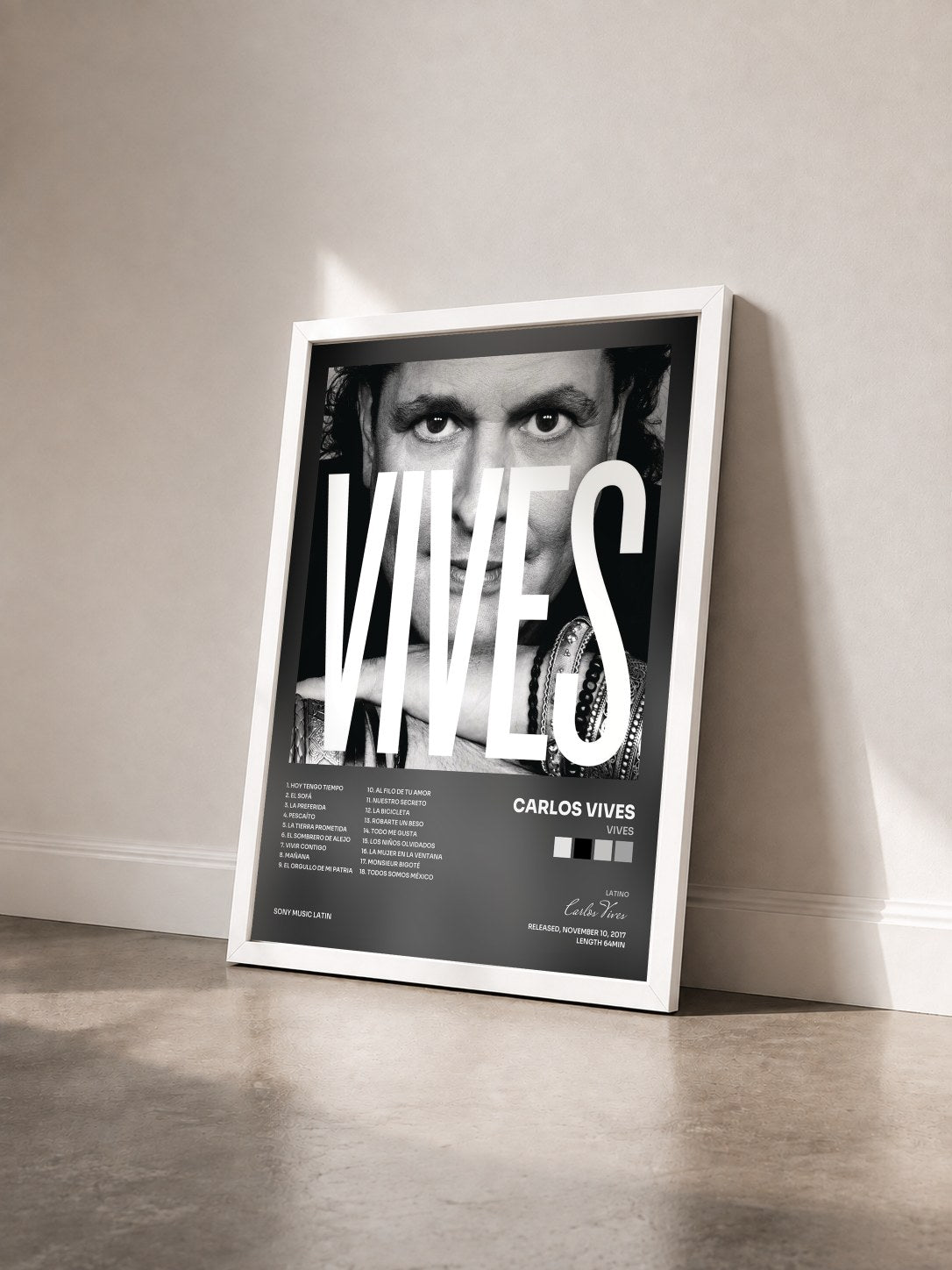 #blanc Tableau de l'album VIVES de Carlos Vives vu de trois quarts, cadre blanc