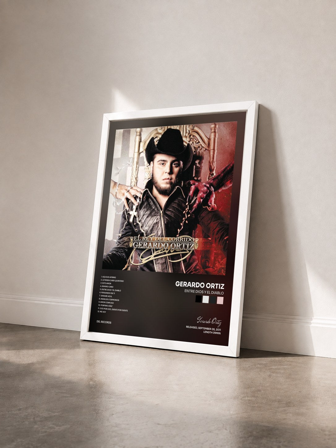 #blanc Tableau de l'album Entre Dios Y El Diablo de Gerardo Ortiz vu de trois quarts, cadre blanc