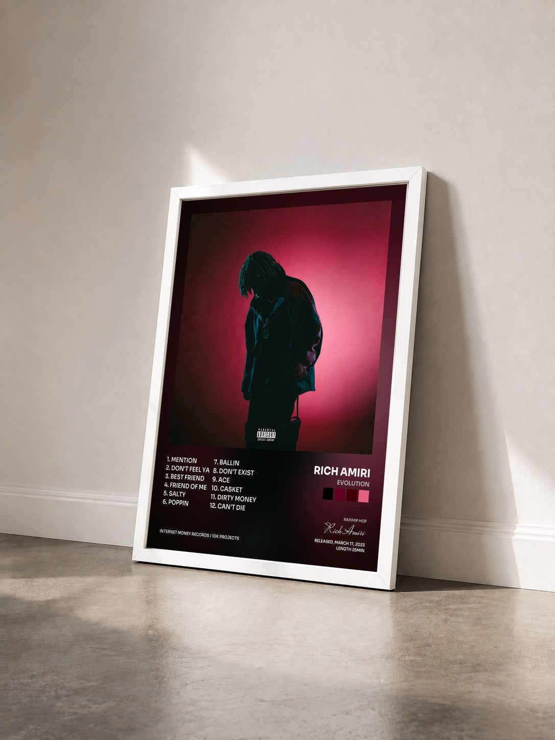 #blanc Tableau de l'album Evolution de Rich Amiri vu de trois quarts, cadre blanc
