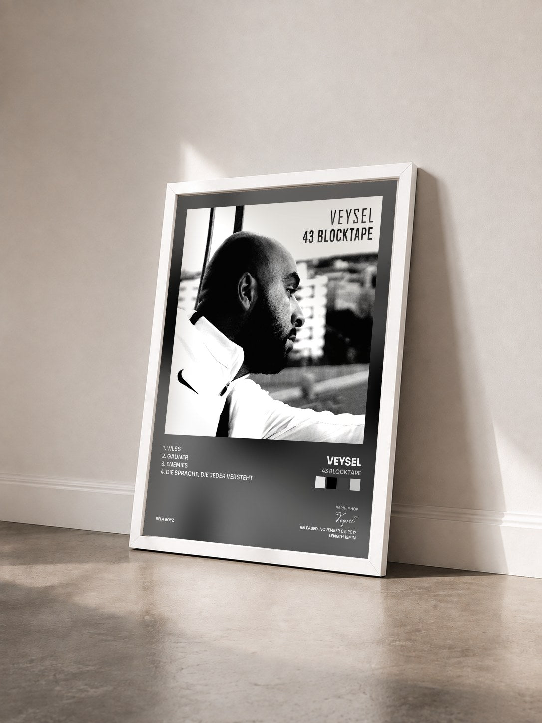 #blanc Tableau de l'album 43 Blocktape de Veysel vu de trois quarts, cadre blanc