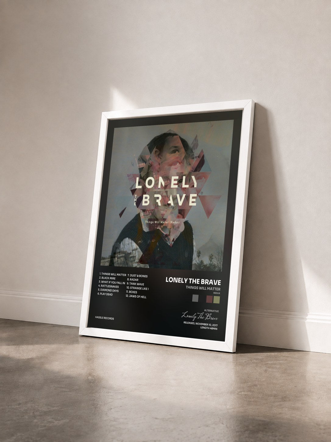 #blanc Tableau de l'album Things Will Matter (Redux) de Lonely The Brave vu de trois quarts, cadre blanc
