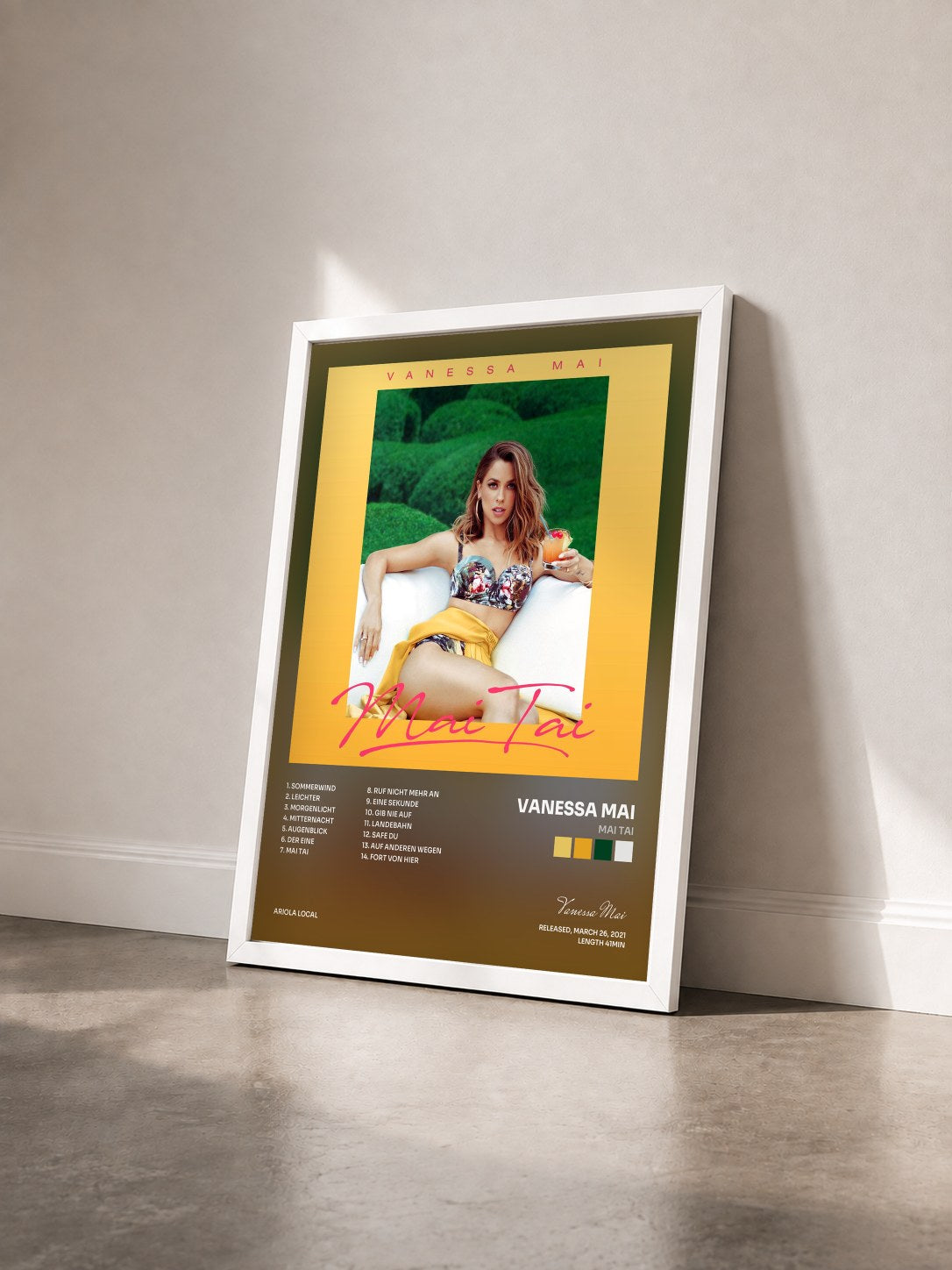 #blanc Tableau de l'album Mai Tai de Vanessa Mai vu de trois quarts, cadre blanc