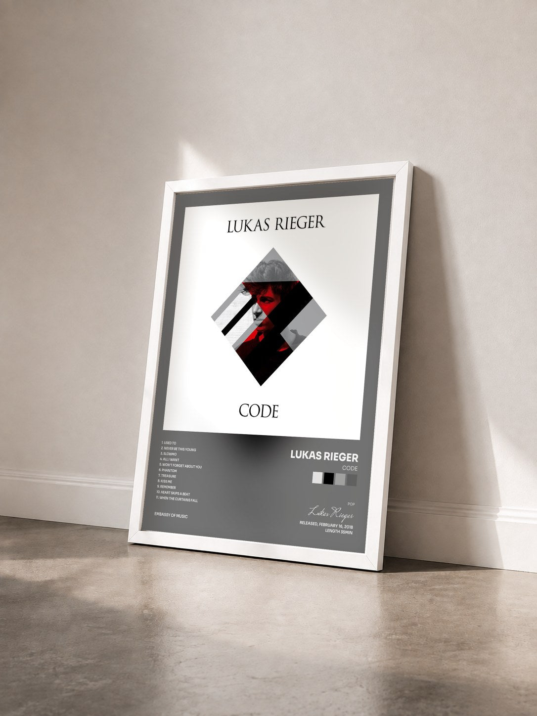 #blanc Tableau de l'album Code de Lukas Rieger vu de trois quarts, cadre blanc