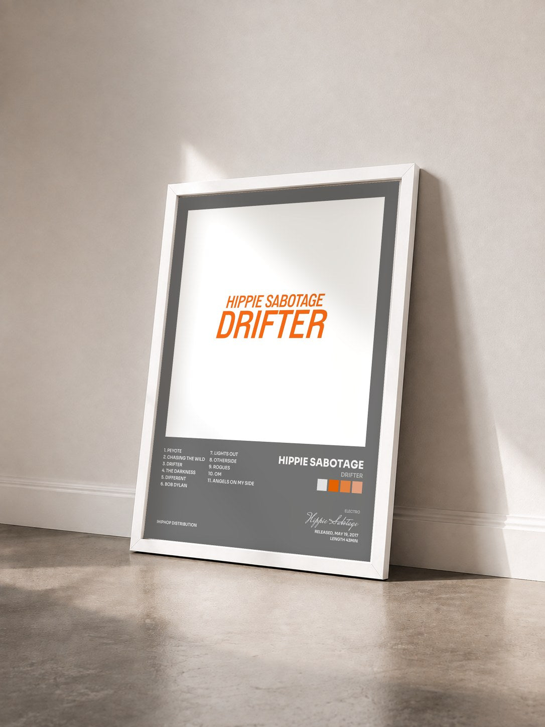 #blanc Tableau de l'album Drifter de Hippie Sabotage vu de trois quarts, cadre blanc