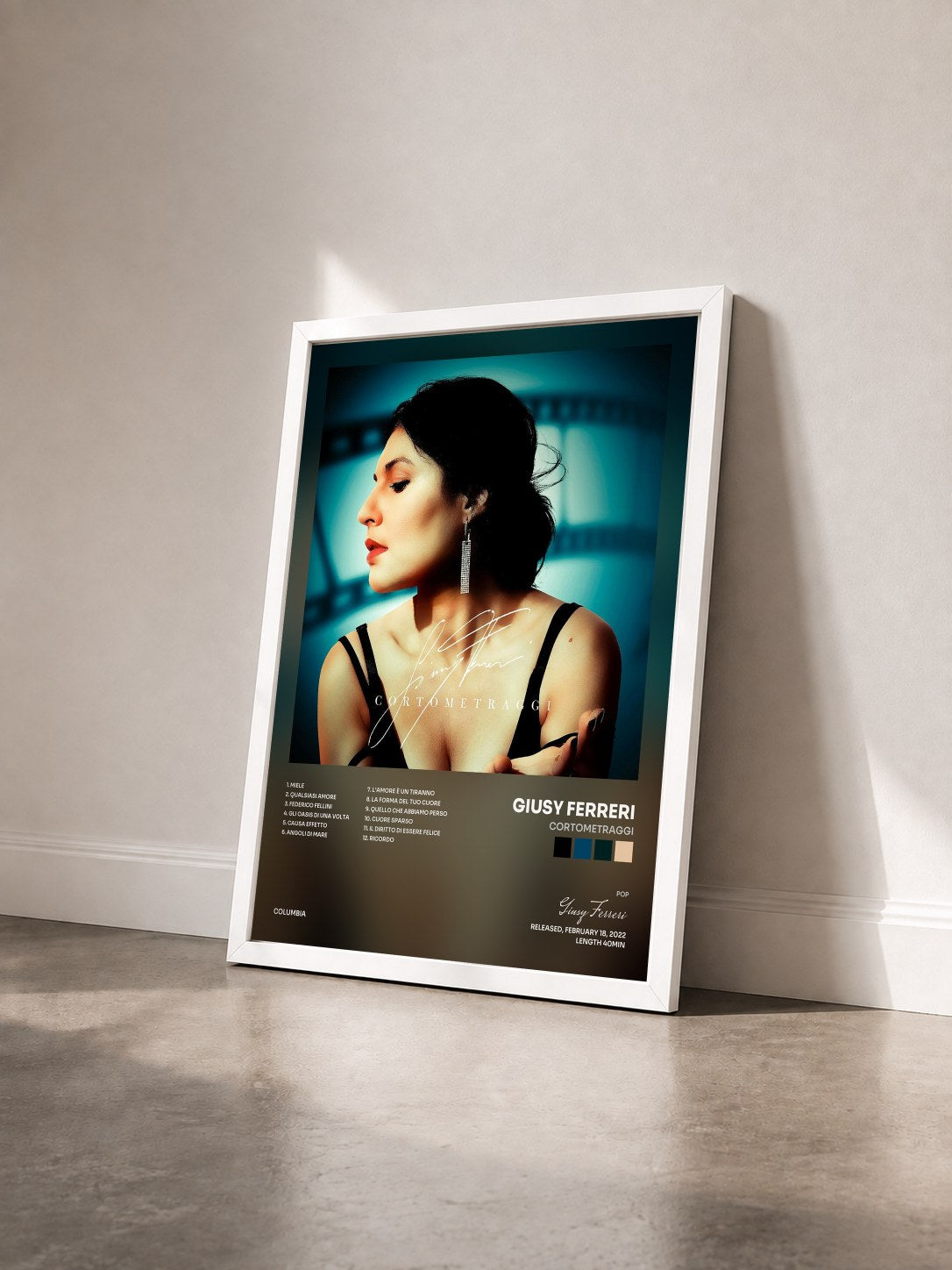 #blanc Tableau de l'album Cortometraggi de Giusy Ferreri vu de trois quarts, cadre blanc
