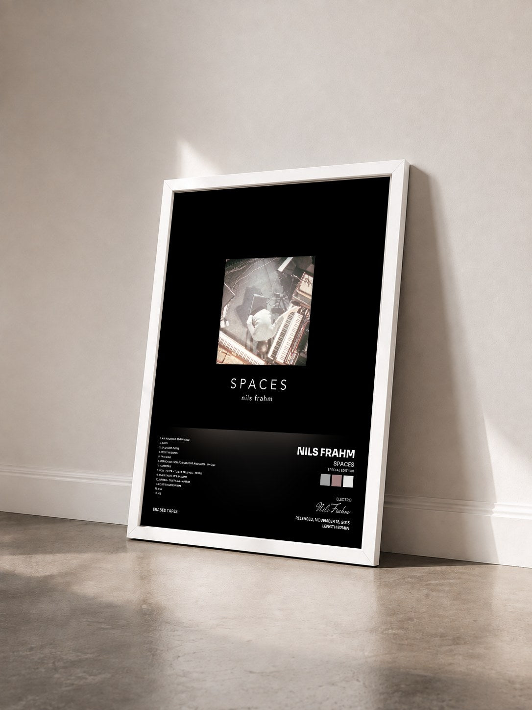 #blanc Tableau de l'album Spaces (Special Edition) de Nils Frahm vu de trois quarts, cadre blanc