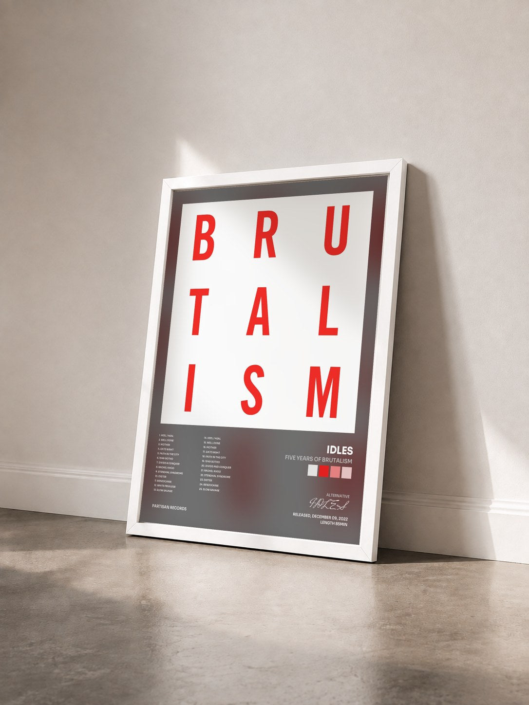 #blanc Tableau de l'album Five Years of Brutalism de IDLES vu de trois quarts, cadre blanc