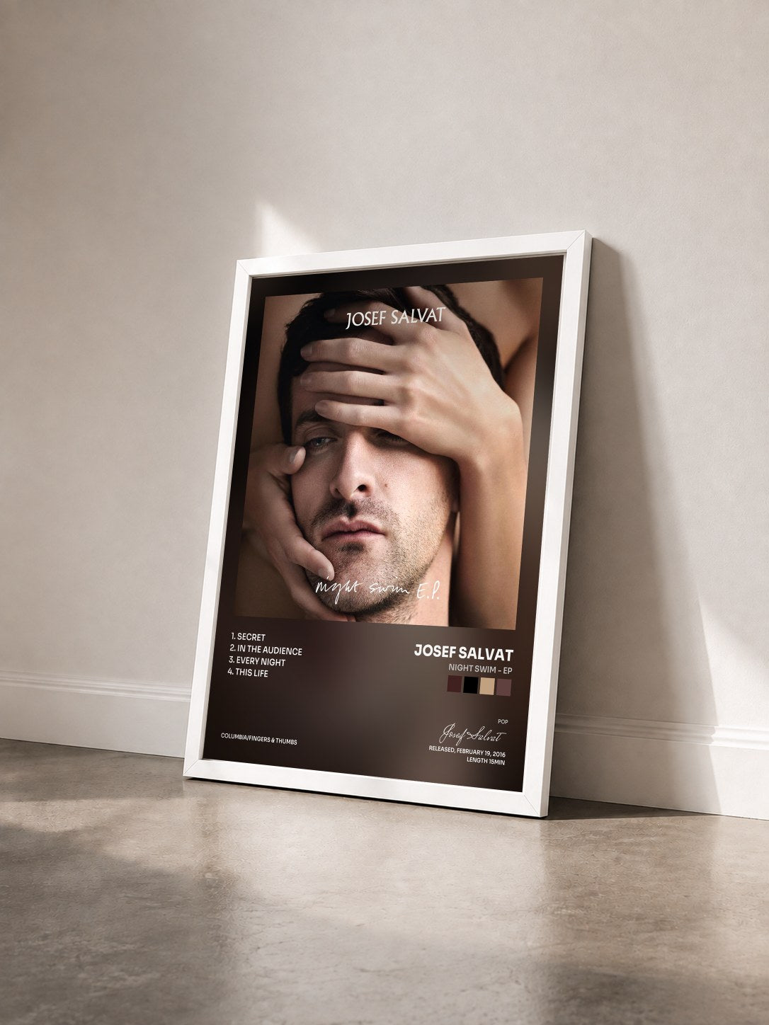 #blanc Tableau de l'album Night Swim - EP de Josef Salvat vu de trois quarts, cadre blanc