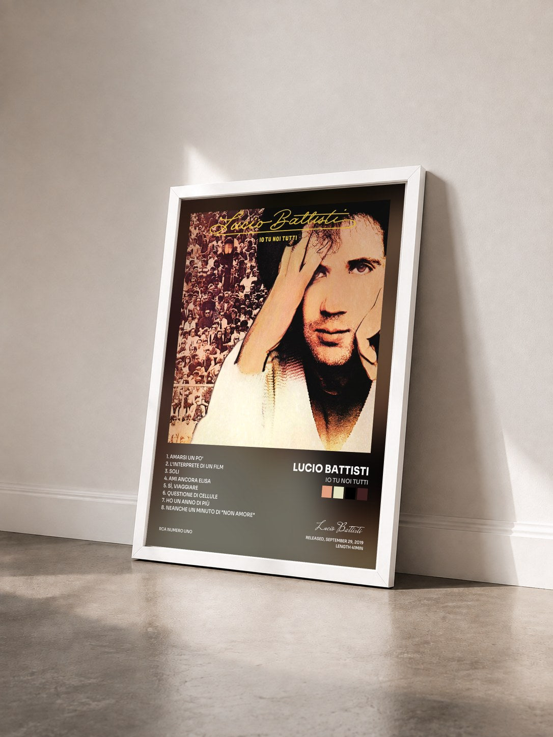 #blanc Tableau de l'album Io tu noi tutti de Lucio Battisti vu de trois quarts, cadre blanc