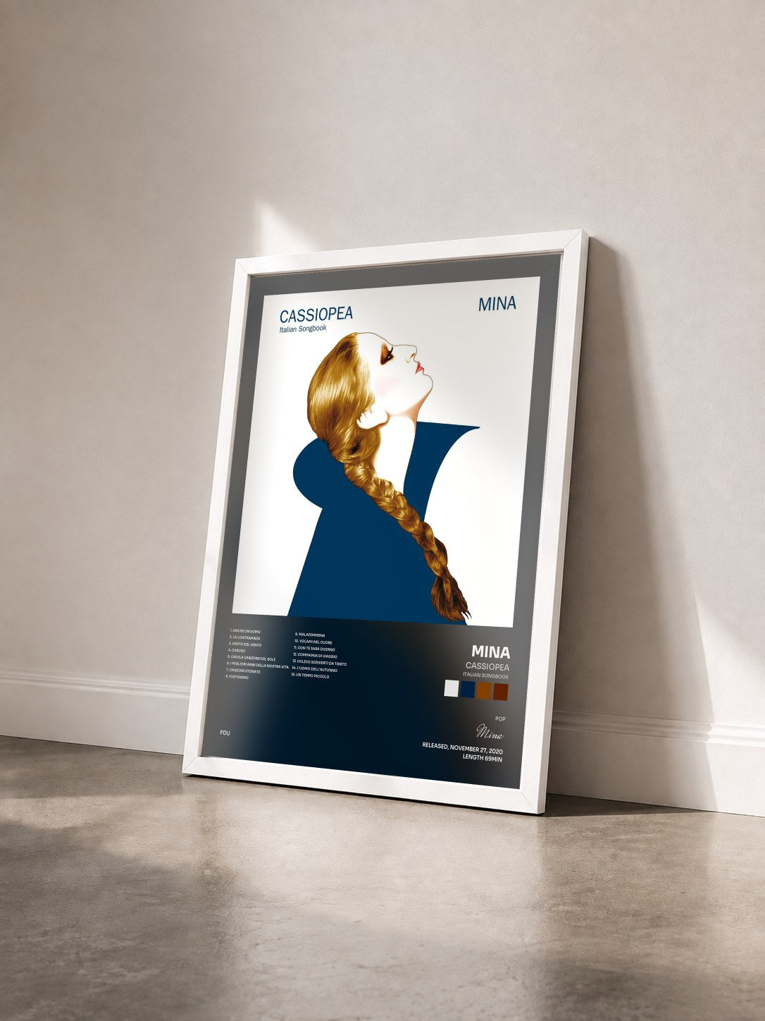 #blanc Tableau de l'album Cassiopea (Italian Songbook) de Mina vu de trois quarts, cadre blanc