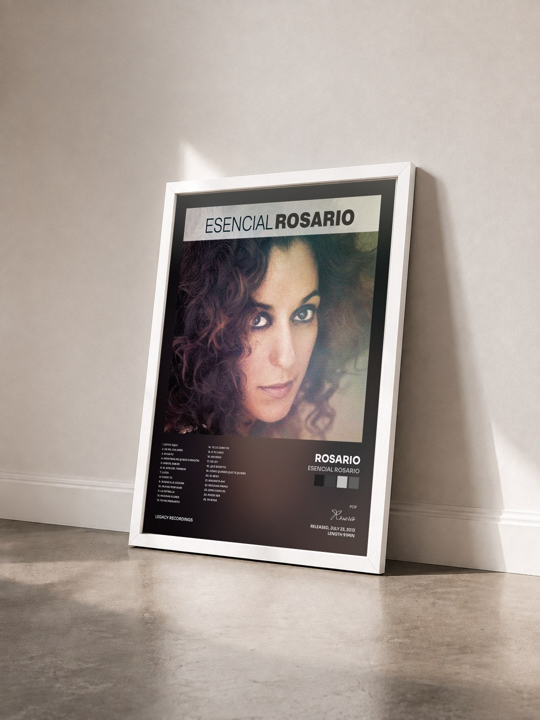 #blanc Tableau de l'album Esencial Rosario de Rosario vu de trois quarts, cadre blanc