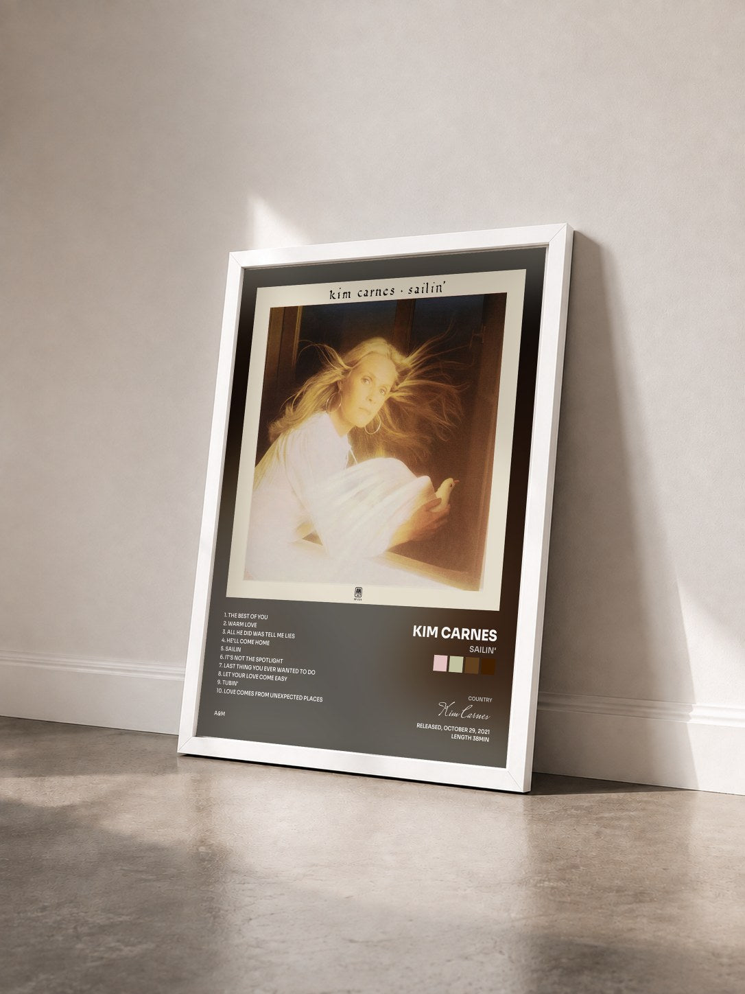#blanc Tableau de l'album Sailin' de Kim Carnes vu de trois quarts, cadre blanc