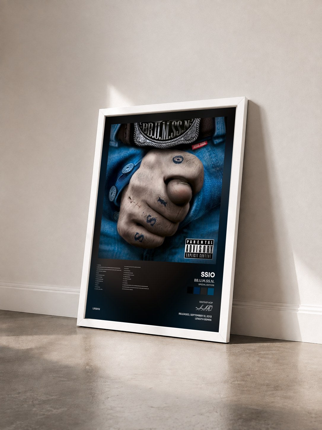 #blanc Tableau de l'album BB.U.M.SS.N. (Spezial Edition) de SSIO vu de trois quarts, cadre blanc