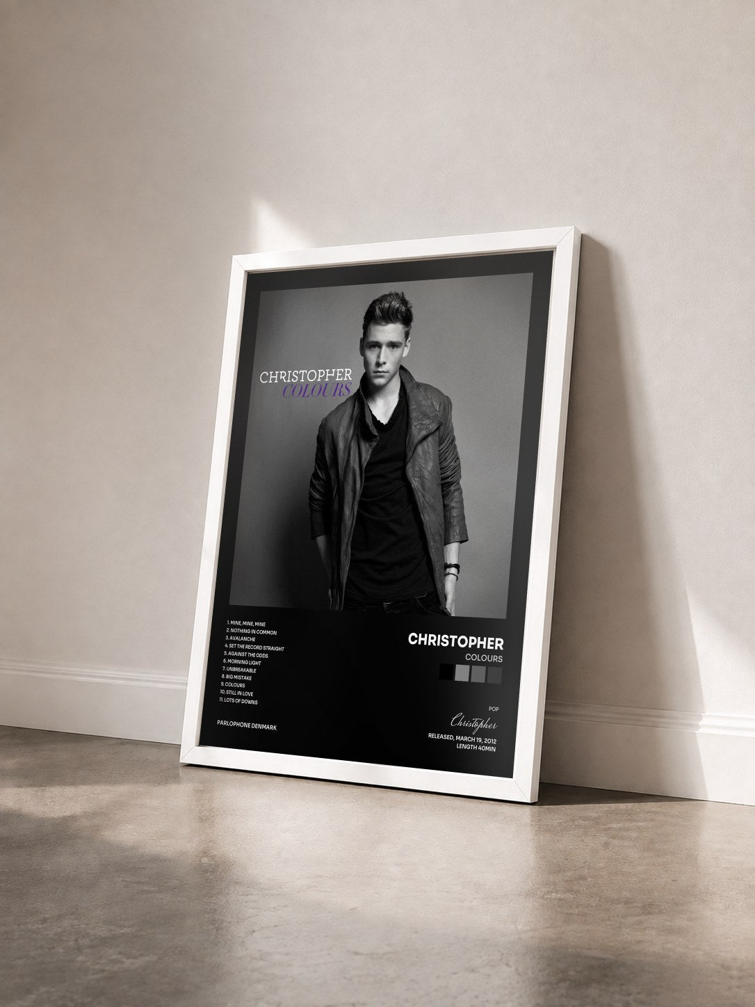 #blanc Tableau de l'album Colours de Christopher vu de trois quarts, cadre blanc