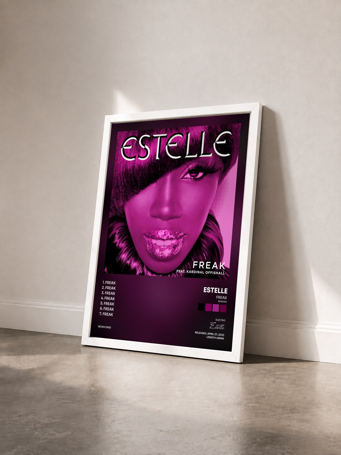 #blanc Tableau de l'album Freak (Remixes) de Estelle vu de trois quarts, cadre blanc