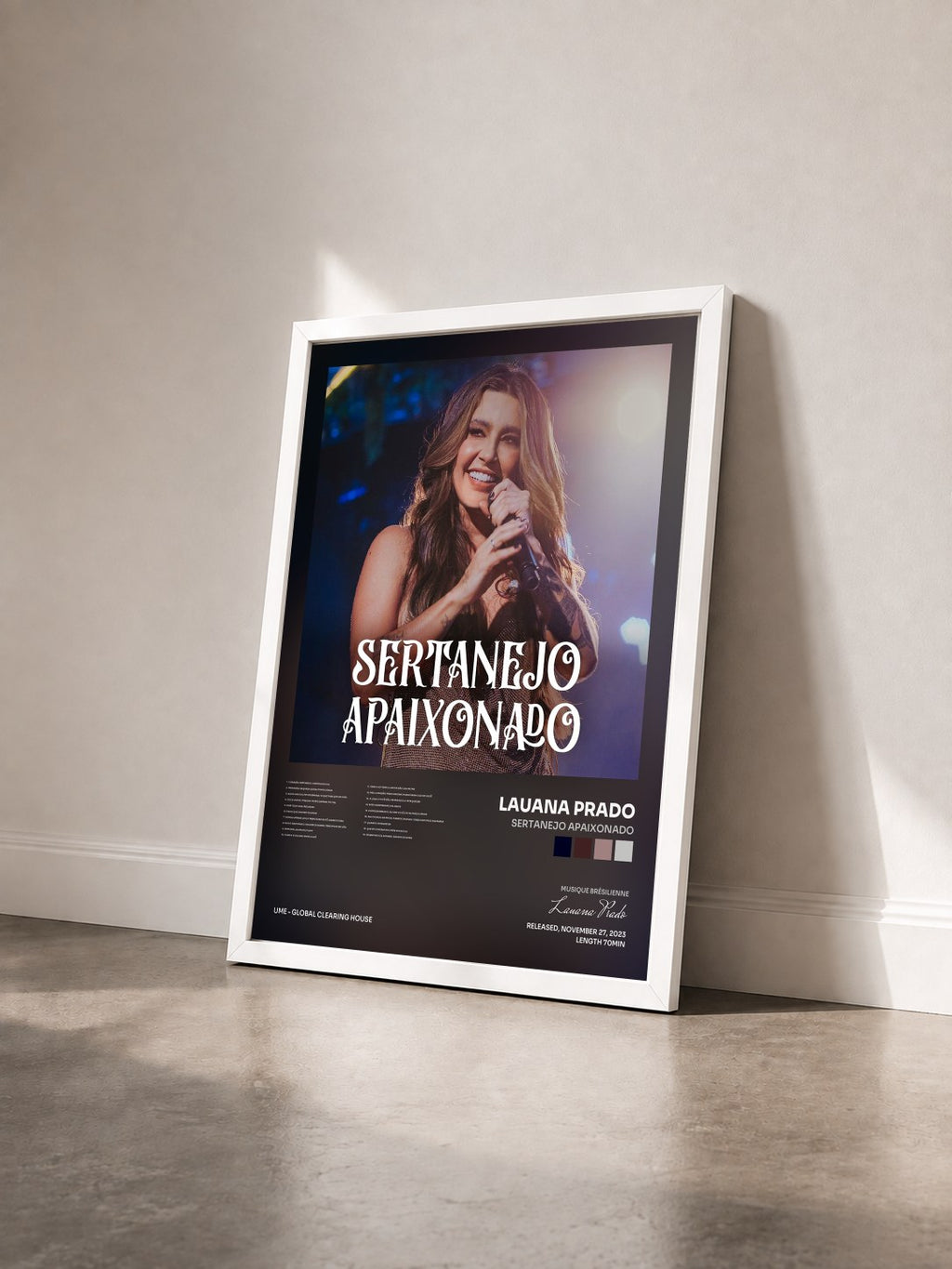 #blanc Tableau de l'album Sertanejo Apaixonado de Lauana Prado vu de trois quarts, cadre blanc