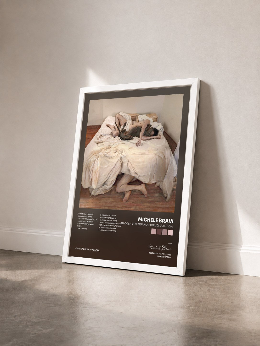 #blanc Tableau de l'album tu cosa vedi quando chiudi gli occhi de Michele Bravi vu de trois quarts, cadre blanc
