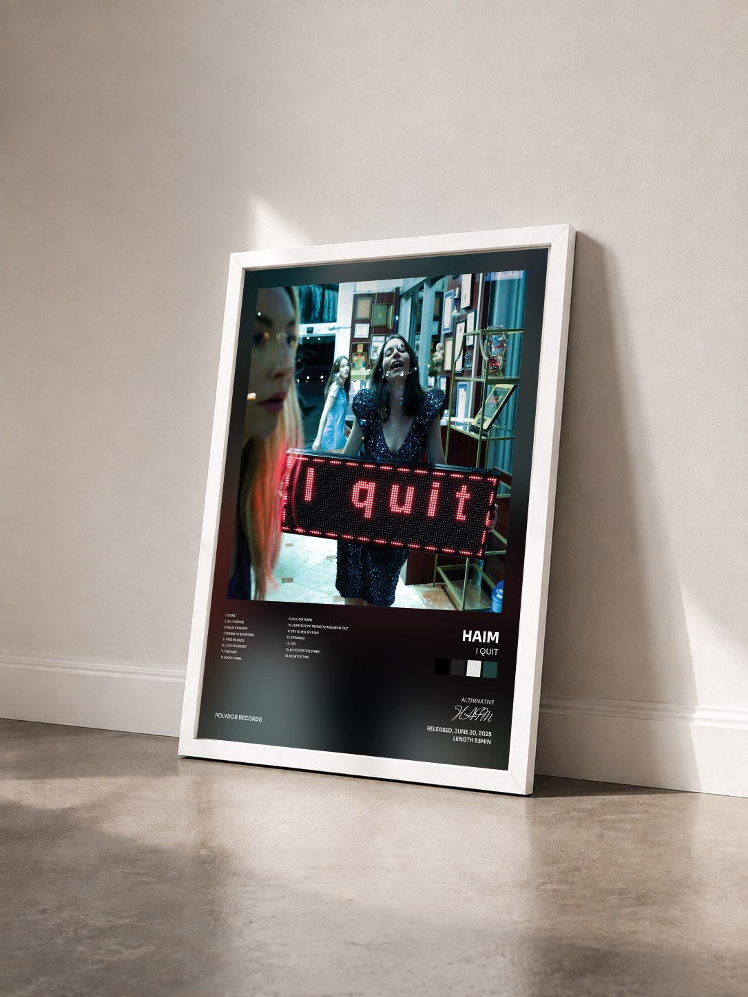 #blanc Tableau de l'album I quit de HAIM vu de trois quarts, cadre blanc