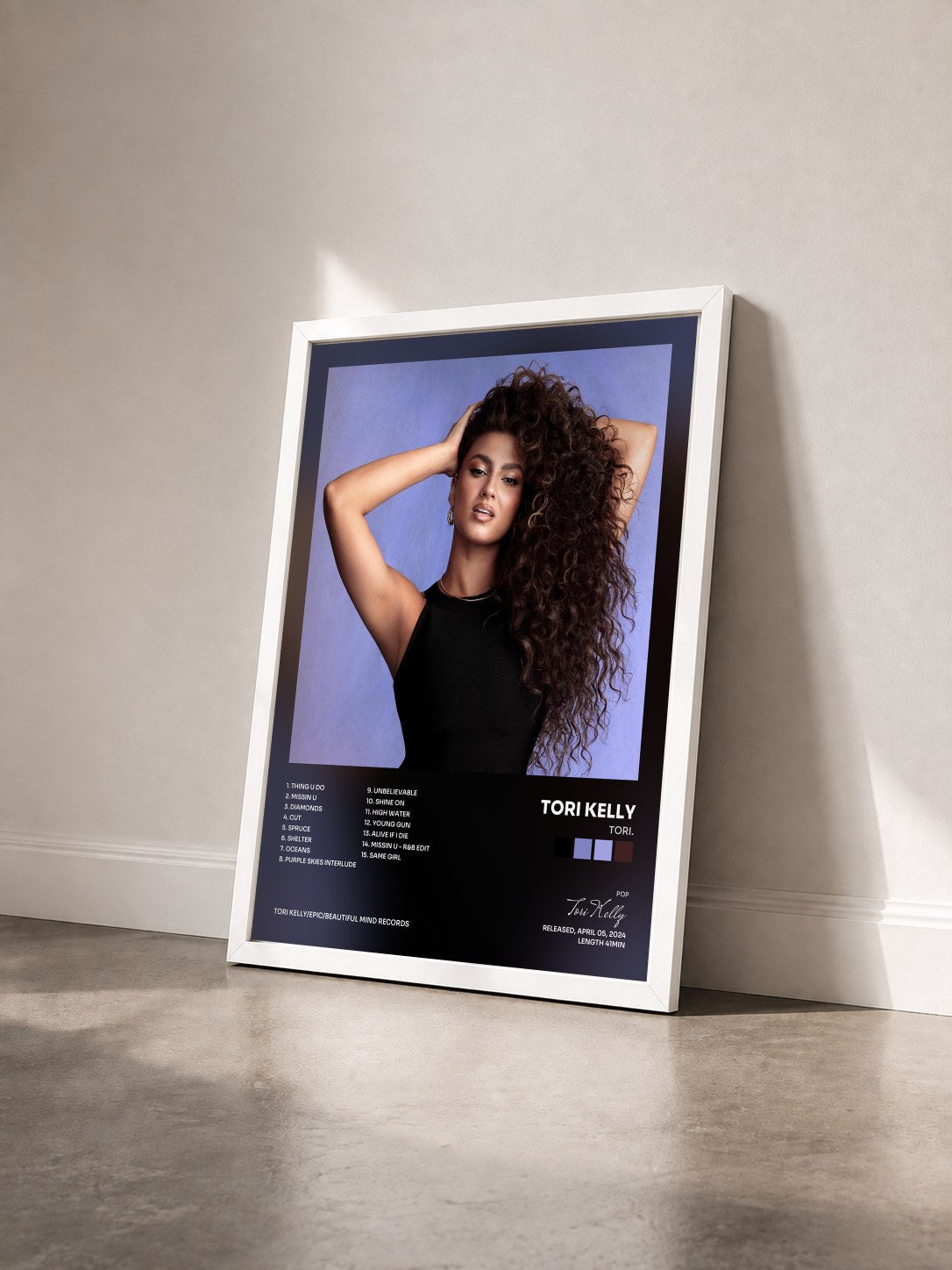#blanc Tableau de l'album TORI. de Tori Kelly vu de trois quarts, cadre blanc
