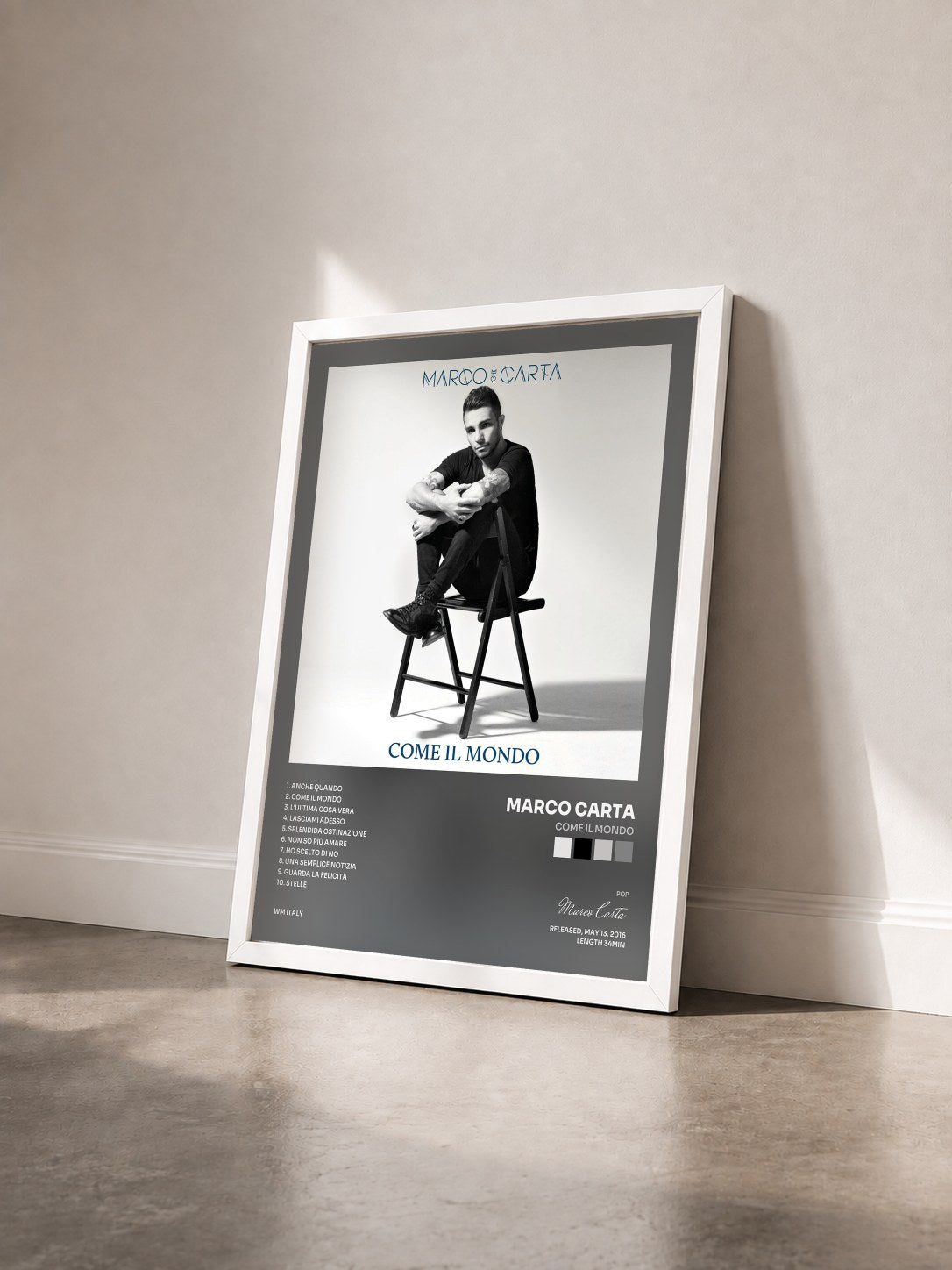 #blanc Tableau de l'album Come il mondo de Marco Carta vu de trois quarts, cadre blanc