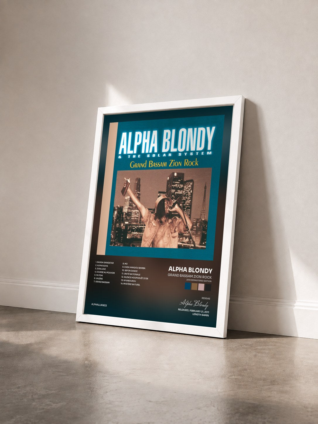 #blanc Tableau de l'album Grand Bassam Zion Rock (2010 Remastered Edition) de Alpha Blondy vu de trois quarts, cadre blanc