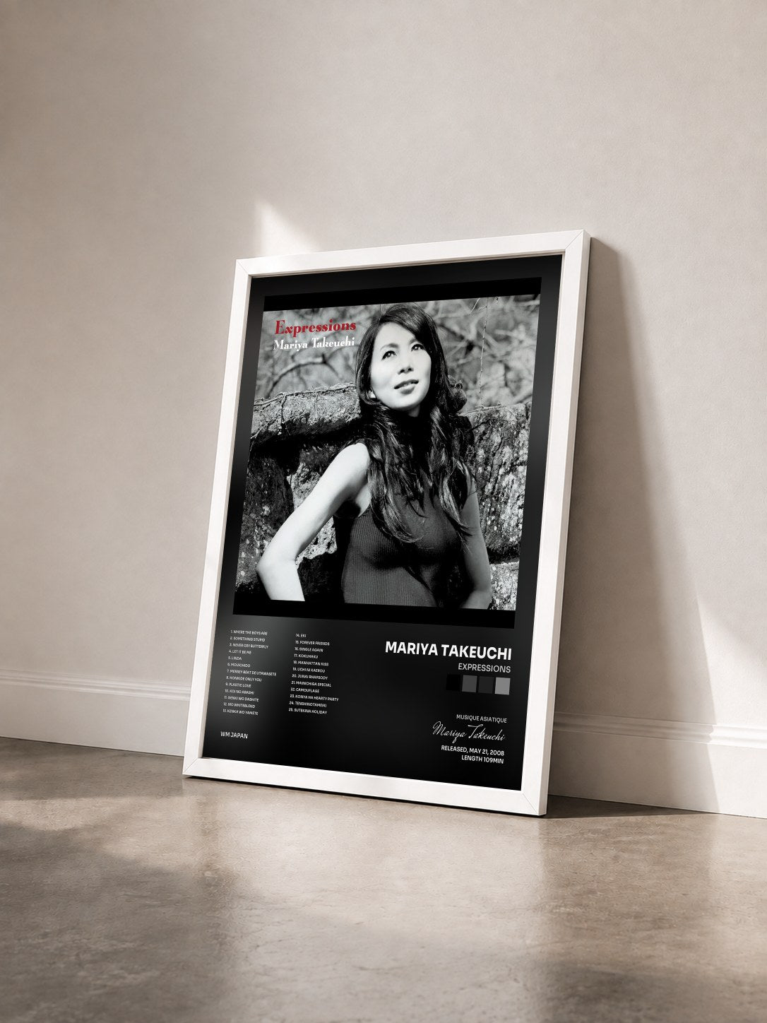 #blanc Tableau de l'album Expressions de Mariya Takeuchi vu de trois quarts, cadre blanc