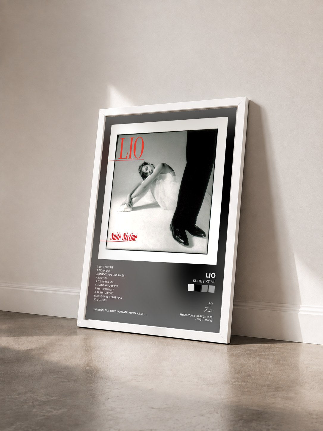 #blanc Tableau de l'album Suite Sixtine de Lio vu de trois quarts, cadre blanc