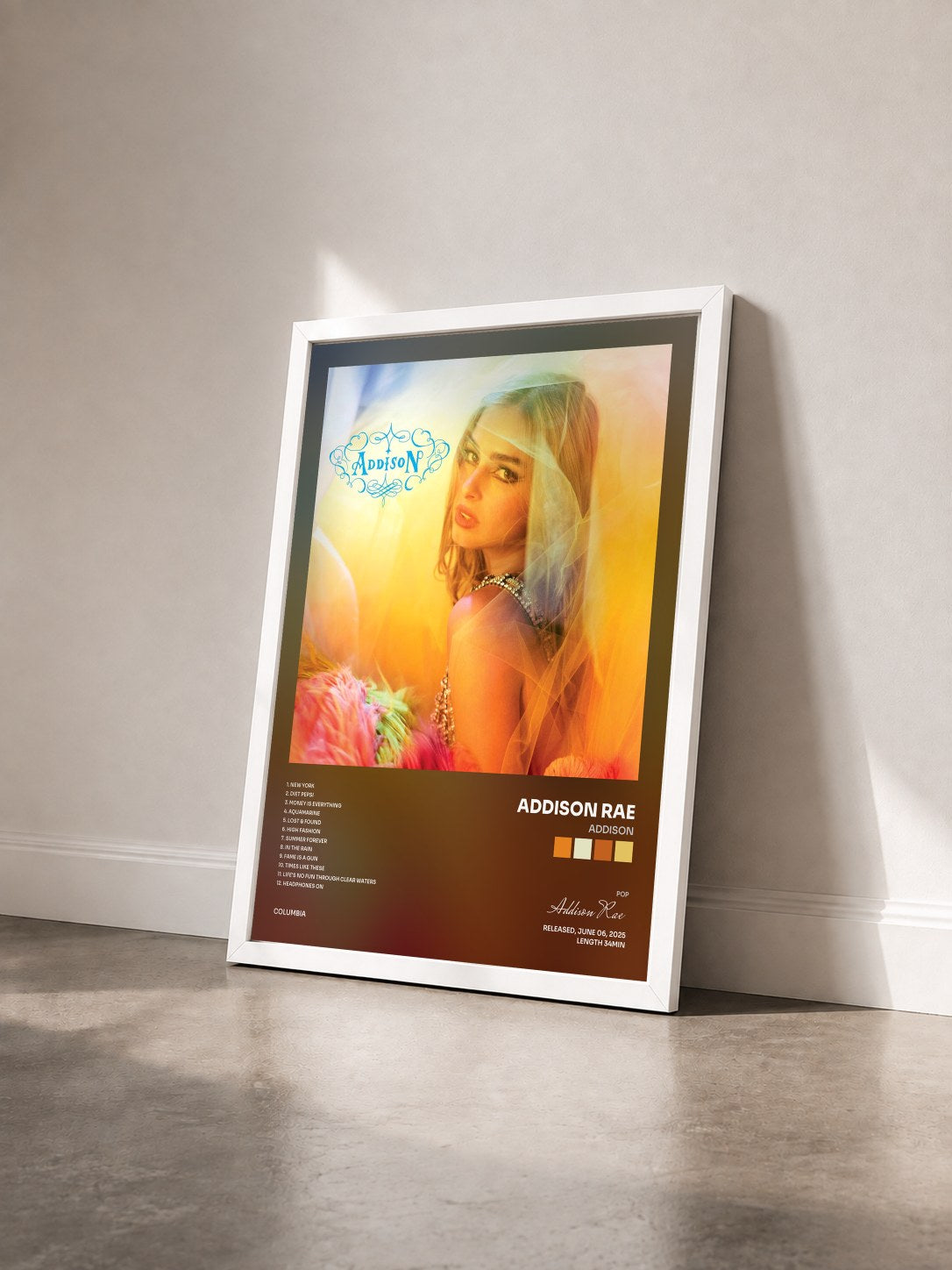#blanc Tableau de l'album Addison de Addison Rae vu de trois quarts, cadre blanc