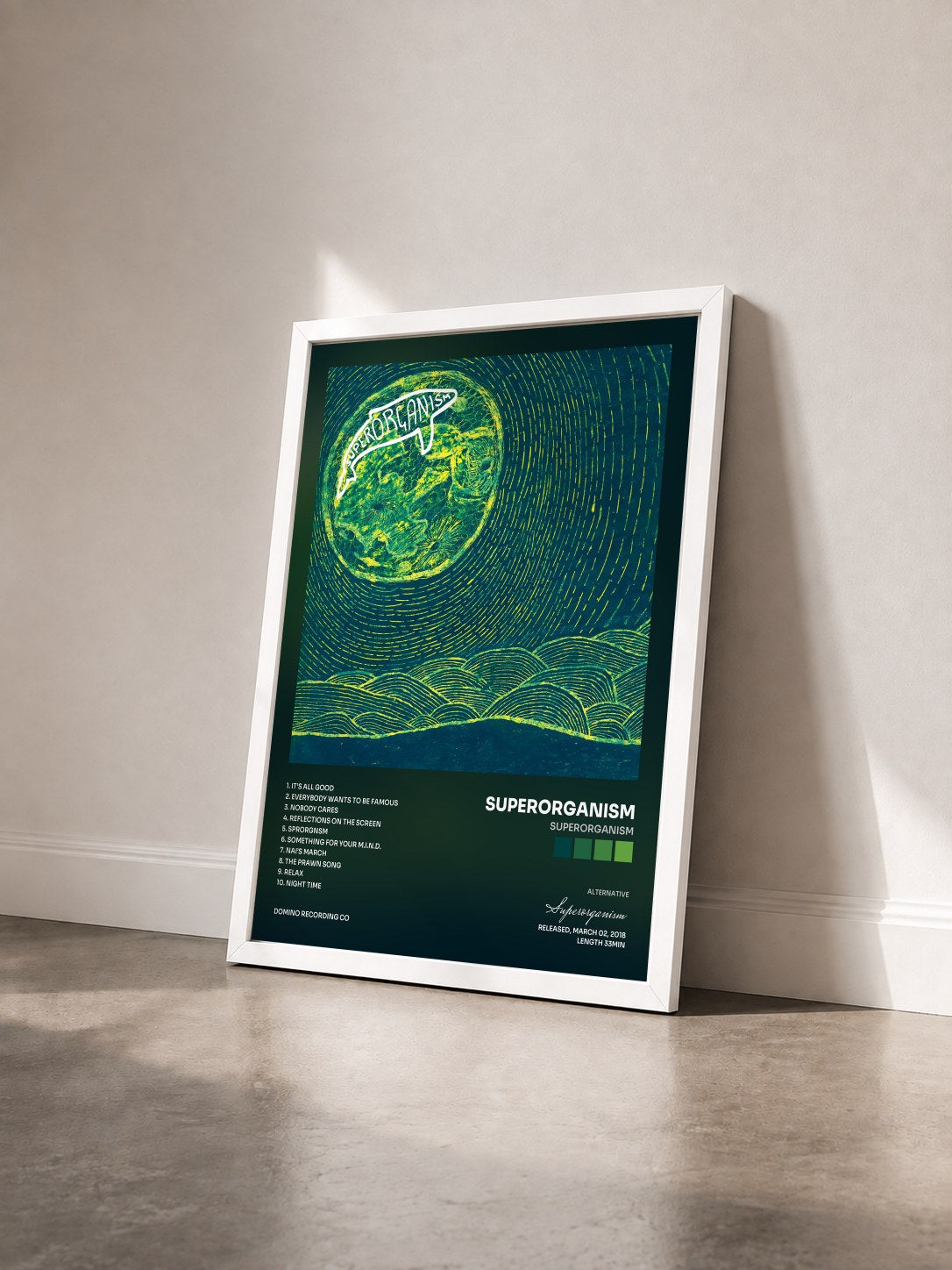#blanc Tableau de l'album Superorganism de Superorganism vu de trois quarts, cadre blanc