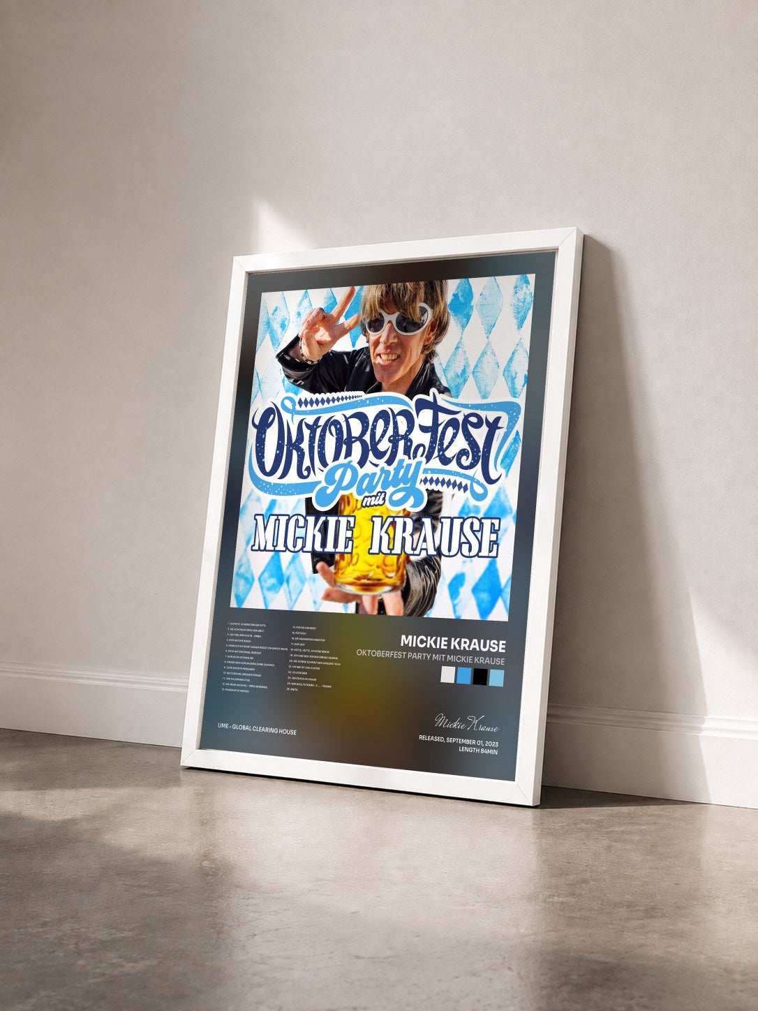 #blanc Tableau de l'album Oktoberfest Party mit Mickie Krause de Mickie Krause vu de trois quarts, cadre blanc